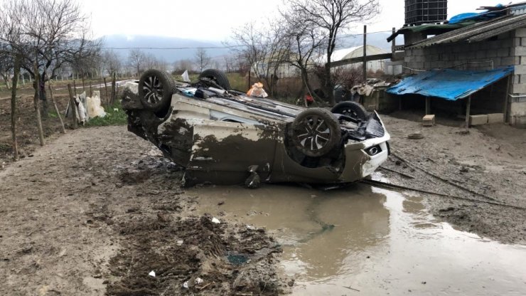 Şarampole uçan araçtan bebekleriyle sağ çıktılar
