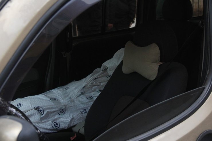 Cesetle yolculuk polisi alarma geçirdi