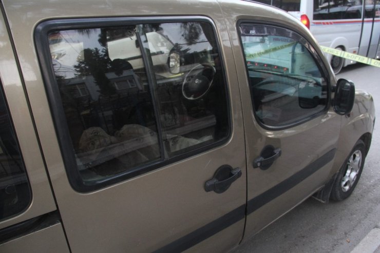 Cesetle yolculuk polisi alarma geçirdi