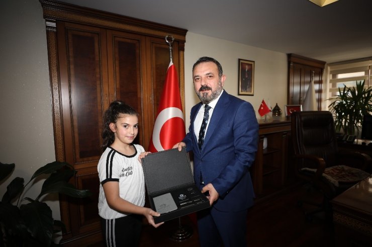 Ezel Toprakpınar altın madalyanın sahibi oldu