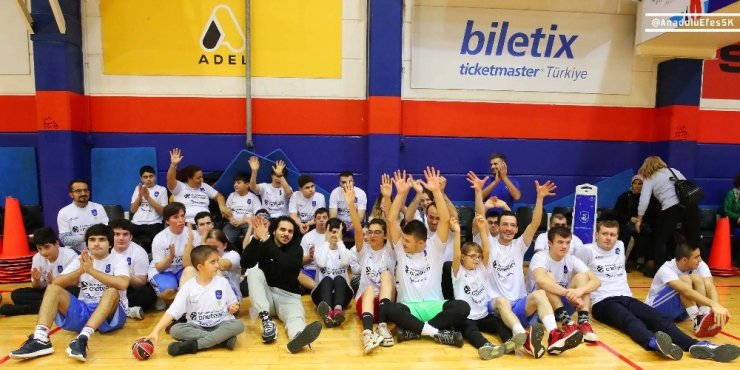 Ergin Ataman, özel sporculara One Team sertifikalarını verdi