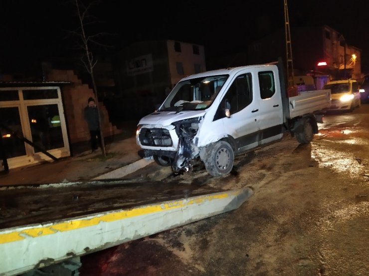 Arnavutköy’de otomobil kontrolden çıktı: 1’i polis, 2 yaralı