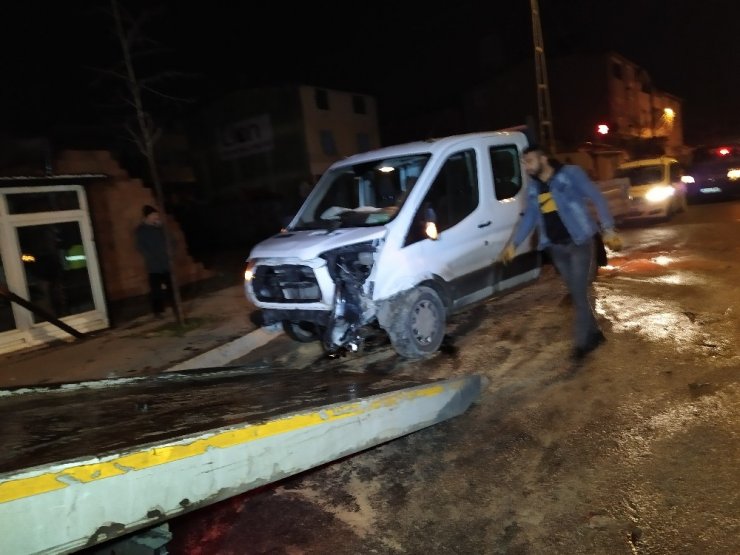 Arnavutköy’de otomobil kontrolden çıktı: 1’i polis, 2 yaralı