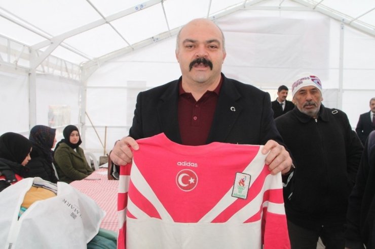 Milli takım eşofmanını depremzedelere bağışladı