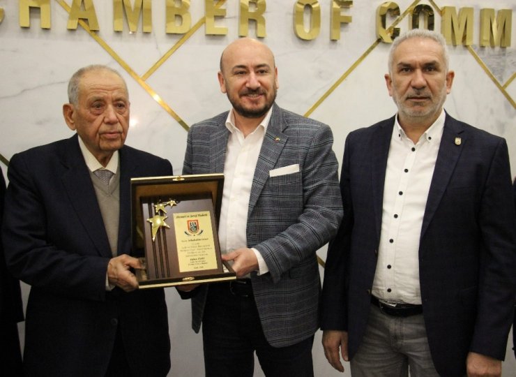 AYTO 63 yıllık üyesini plaketle emekliliğe uğurladı
