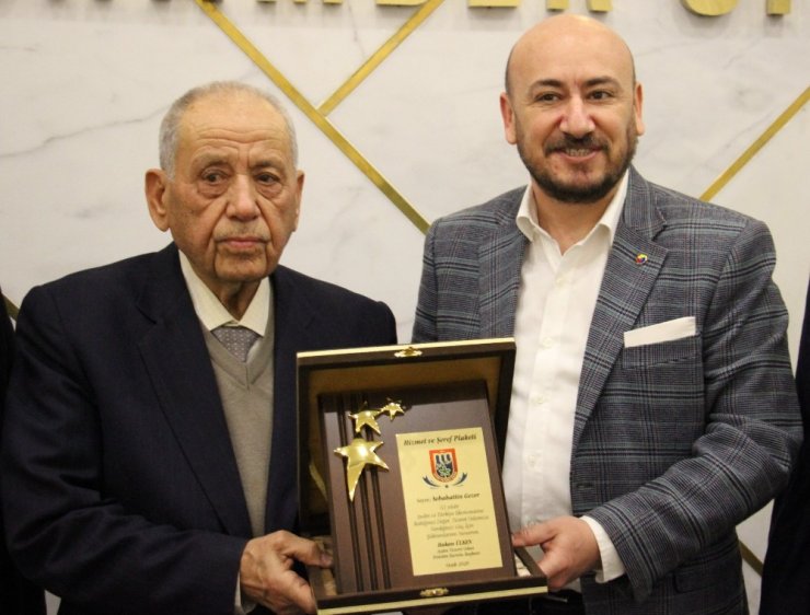 AYTO 63 yıllık üyesini plaketle emekliliğe uğurladı
