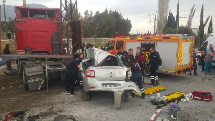 Söke’de tır otomobili biçti; 5 yaralı