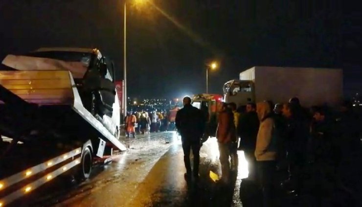 Kamyonetle panelvan araç kafa kafaya çarpıştı: 4 yaralı