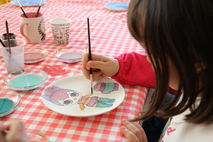 Beyşehir'de minik eller Çini boyama sanatını öğreniyor