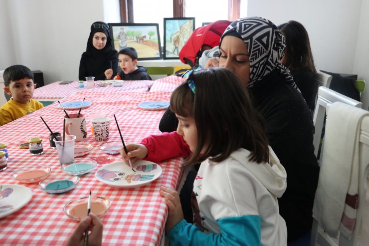 Beyşehir'de minik eller Çini boyama sanatını öğreniyor