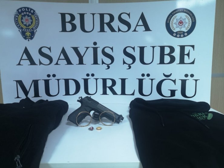 Sevgilisini hırsızlık ithamından kurtarmak için silahlı gasp yaptırdı