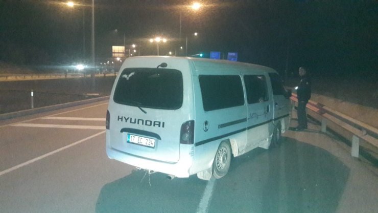 Çanakkale’de 9 kişilik araçtan 22 mülteci çıktı