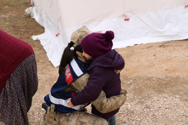 Deprem sonrası halk jandarmayı bağrına bastı