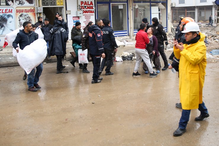 Depremzedeler evlerindeki eşyaları çıkarırken panik yaşadı