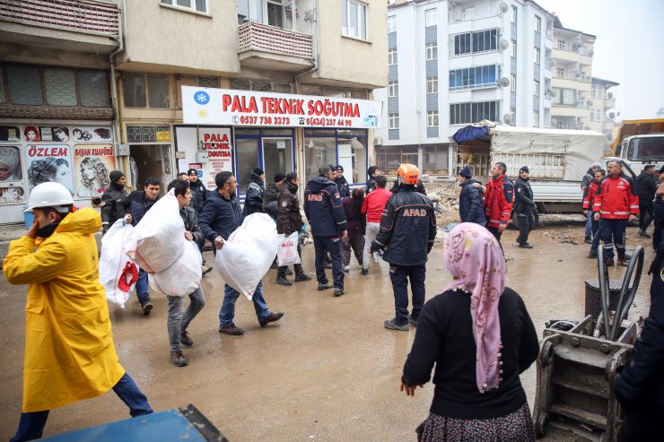 Depremzedeler evlerindeki eşyaları çıkarırken panik yaşadı