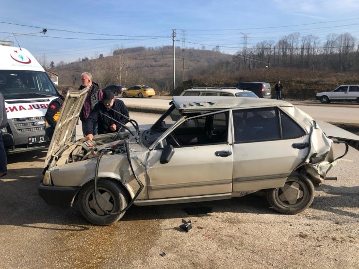 İki otomobil çarpıştı, 2 kişi yaralandı