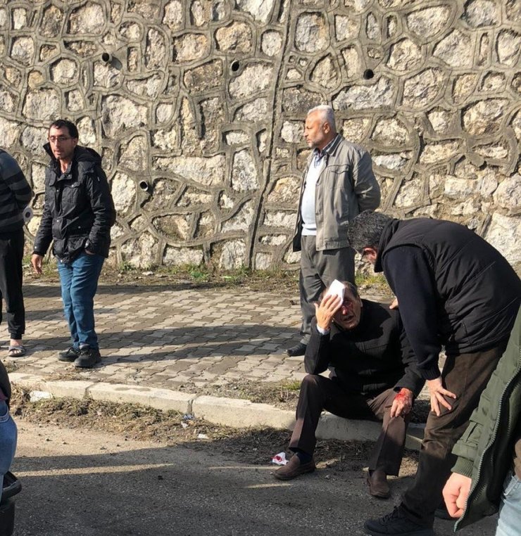 İki otomobil çarpıştı, 2 kişi yaralandı