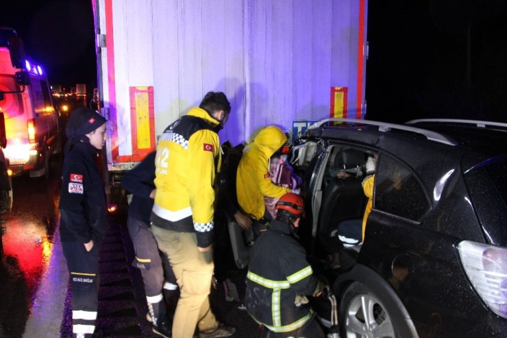 Otomobiller tıra arkadan çarptı: 5 yaralı