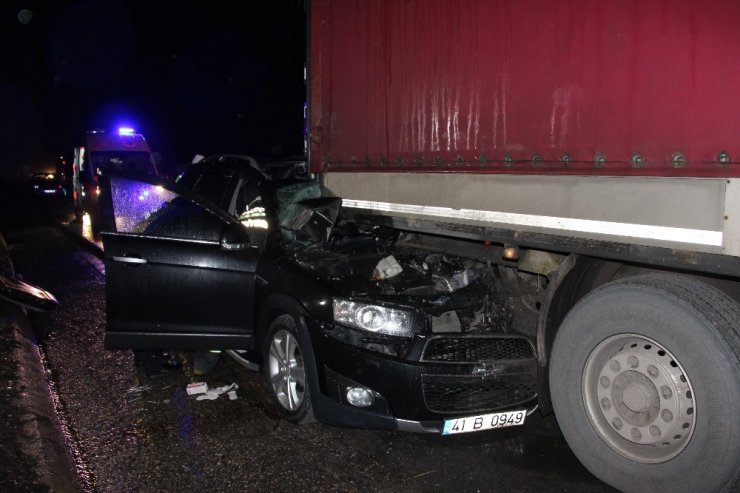 Otomobiller tıra arkadan çarptı: 5 yaralı