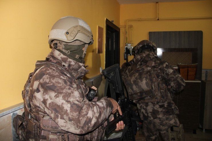 Gözaltına alınan eşinin arkasından böyle baktı