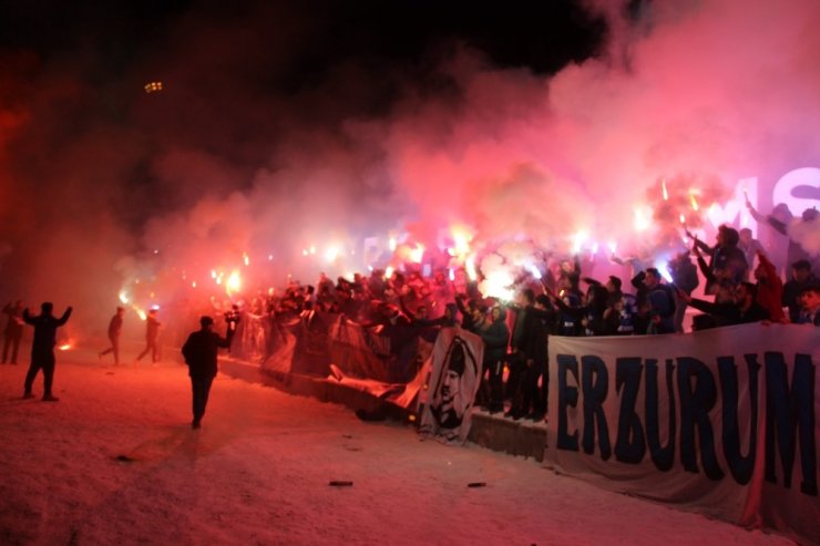 Erzurumspor’un 52. kuruluş yıldönümü meşalelerle kutlandı