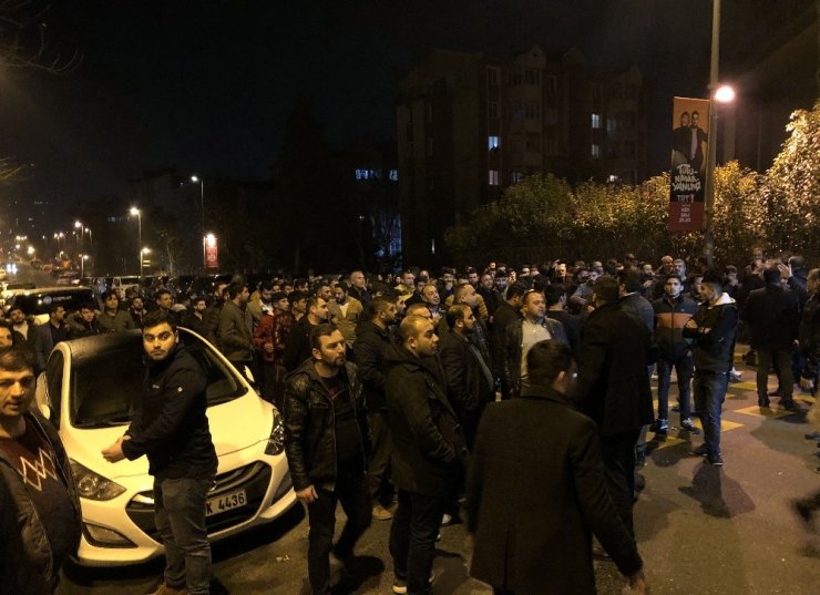 Taksicilerin yol kesip evrak sordukları turizm şoförü yaşadıklarını anlattı