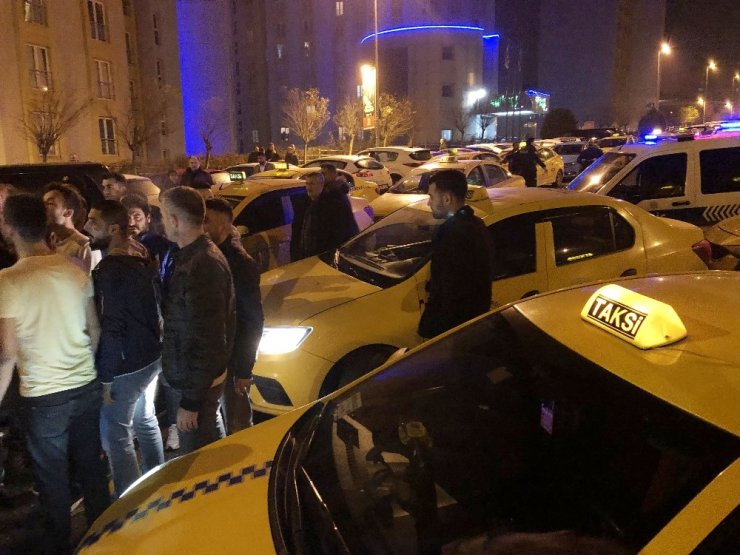 Taksicilerin yol kesip evrak sordukları turizm şoförü yaşadıklarını anlattı