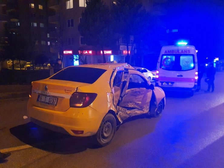 Hızını alamayan kamyonet ticari taksiye çarptı...
