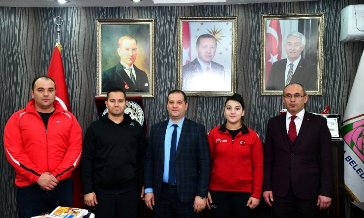 Büyüklerde Türkiye rekoru kıran 14 yaşındaki başarılı halterci altınla ödüllendirildi