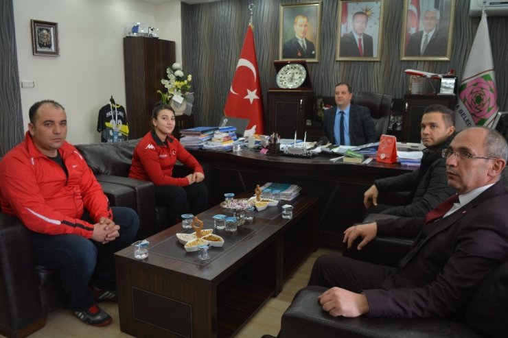 Büyüklerde Türkiye rekoru kıran 14 yaşındaki başarılı halterci altınla ödüllendirildi