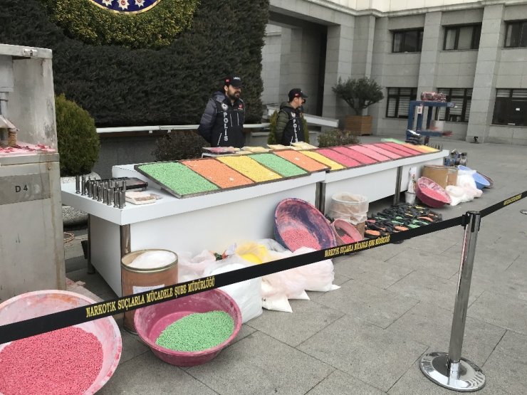 İstanbul’da yüklü miktarda uyuşturucu hap ele geçirildi, operasyon anları kameraya yansıdı