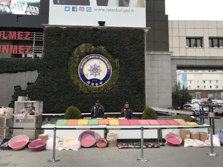 İstanbul’da yüklü miktarda uyuşturucu hap ele geçirildi, operasyon anları kameraya yansıdı