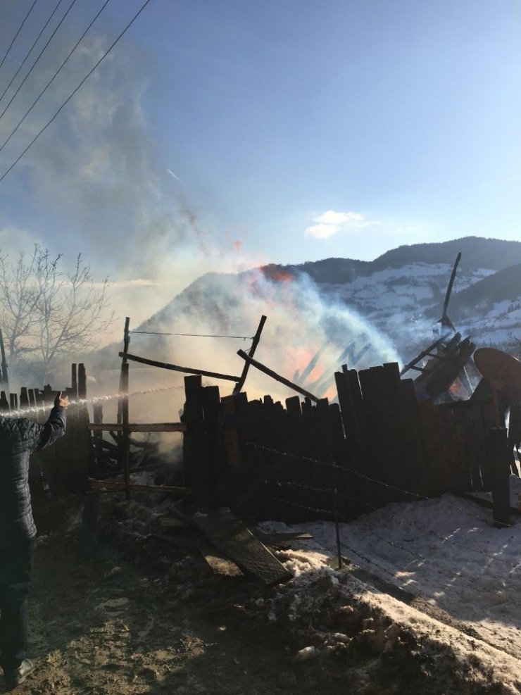 Kastamonu’da 1 ev ve samanlık küle döndü