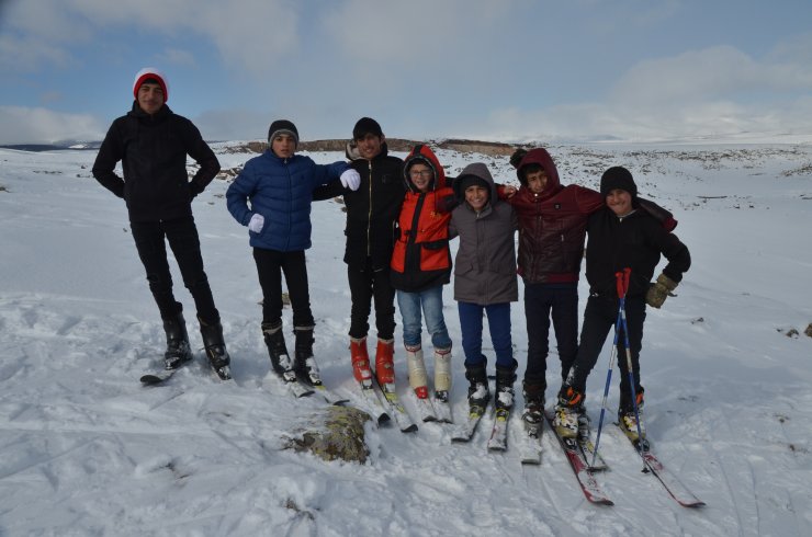 Kayak merkezine gidemeyen köylü çocuklar dağ yamacını piste çevirdi