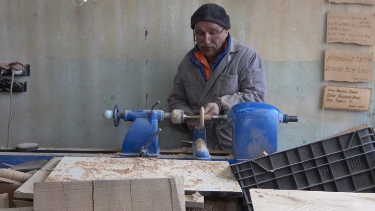 Ahşap, ’Şeref Usta’nın elinde oyuncağa dönüşüyor