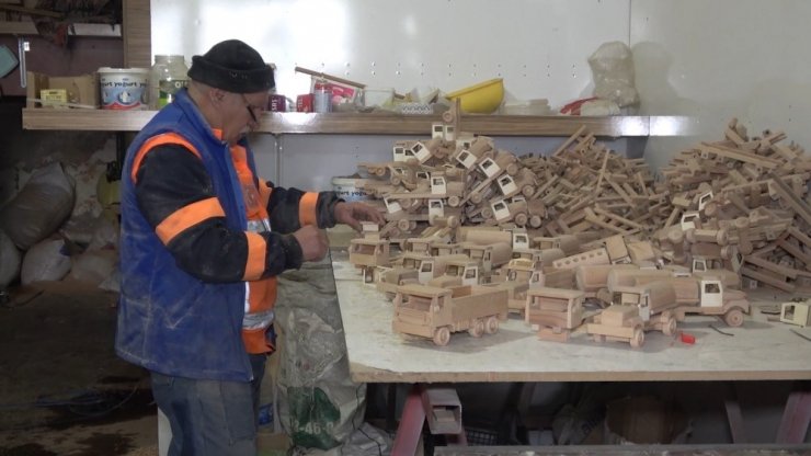Ahşap, ’Şeref Usta’nın elinde oyuncağa dönüşüyor