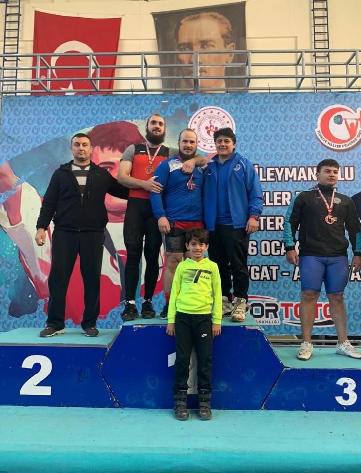 Kağıtsporlu halterciler 4 madalyayla döndü