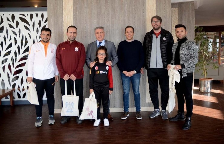 Kuşadası Belediyesi’nden Galatasaray kampına ziyaret