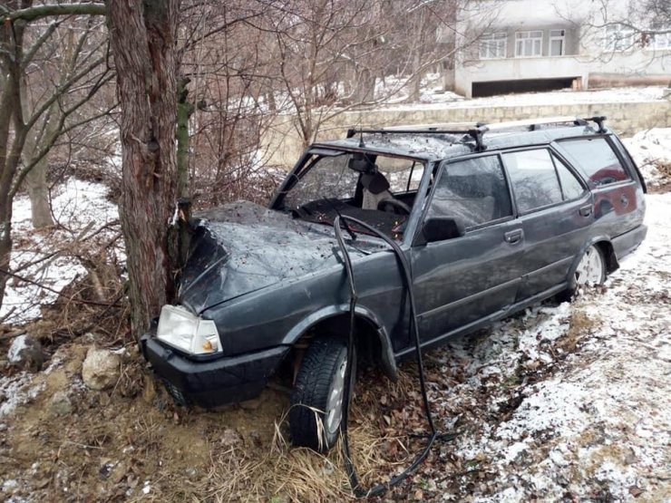Otomobil buzlanan yolda kaza yaptı: 5 yaralı