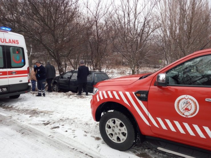 Otomobil buzlanan yolda kaza yaptı: 5 yaralı