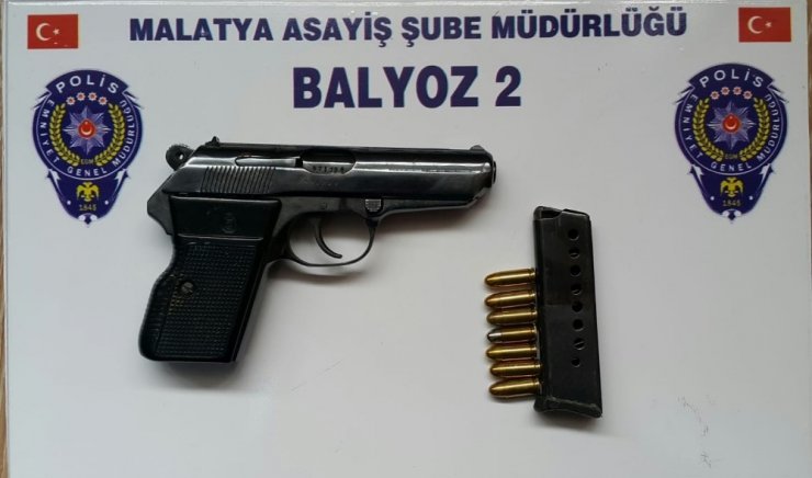 Otomobilden hırsızlık yapan zanlılar tutuklandı