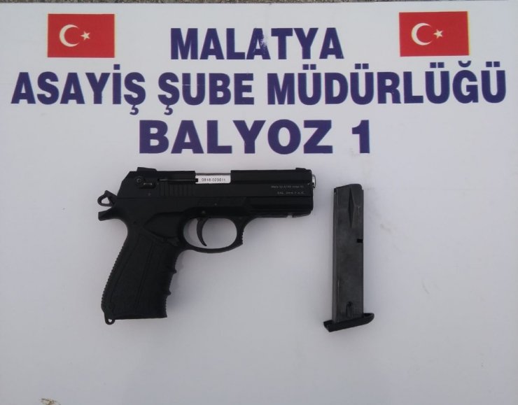 Otomobilden hırsızlık yapan zanlılar tutuklandı