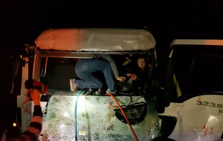 Tanker TIR’a arkadan çarptı: 1 ağır yaralı