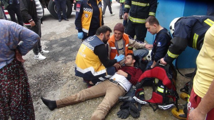 Dumandan etkilenen vatandaşa itfaiye eri kendi maskesini verdi