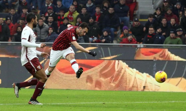 Hakan Çalhanoğlu Milan’ı yarı finale taşıdı