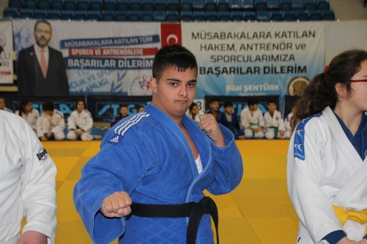 Özel gereksinimli sporcular mindere çıktı, performansları ayakta alkışlandı