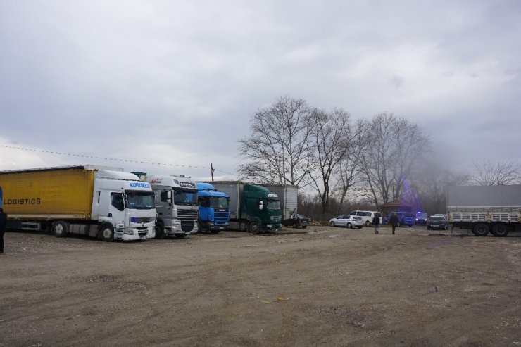 Akyazı’da 8 tır ve kamyonun aküsü çalındı
