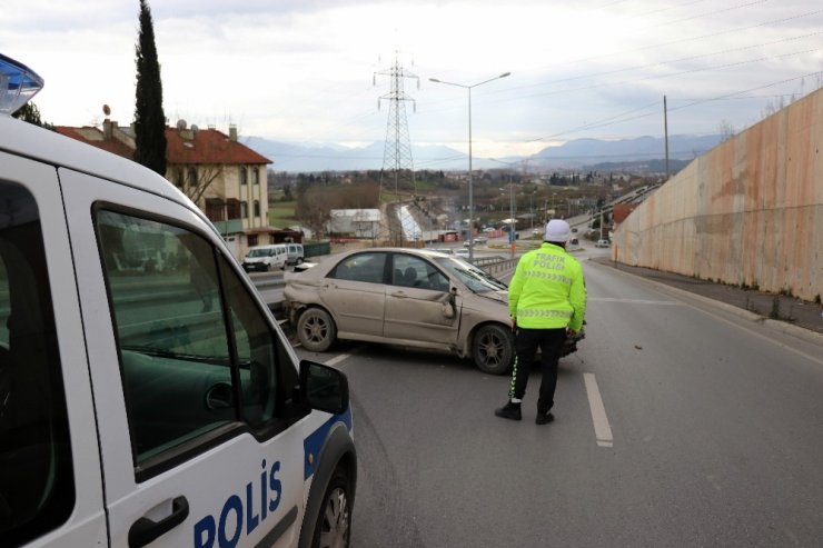 Yeni kampüs yolunda kontrolden çıkan araç bariyerlere çarparak durabildi
