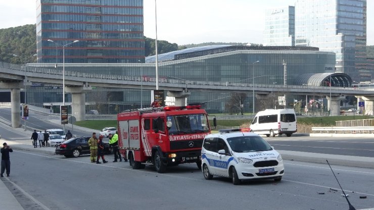 Sarıyer’de kontrolden çıkan araç trafiği birbirine kattı
