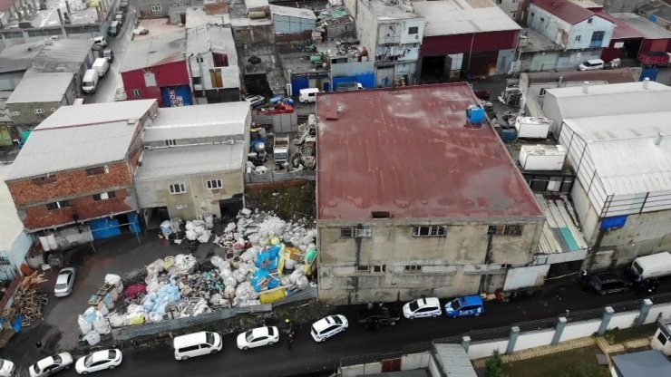 Sultangazi’de göçüğün meydana geldiği iş yeri havadan görüntülendi